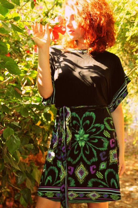 הקסם שבמשחקי ההדפס. שמלת קימונו בהדפסי ניאון, מתוך קולקציית קיץ-סתיו 2012. צילום: לילי ברושטיין