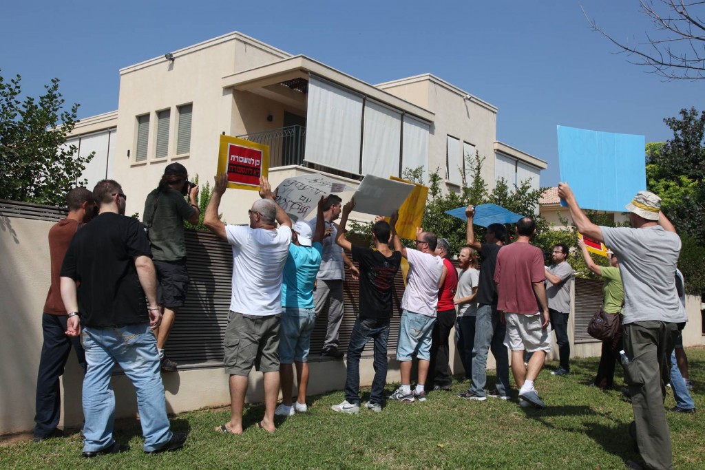 עובדי מעריב מפגינים מול ביתו של דנקנר