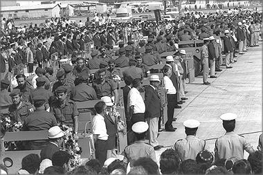  ארונות הספורטאים הישראלים שנרצחו במינכן על גבי קומנדקרים צבאיים עם הגיעם לשדה התעופה בלוד, 7 בספטמבר 1972  (צלם: דוד אלדן, לע"מ)