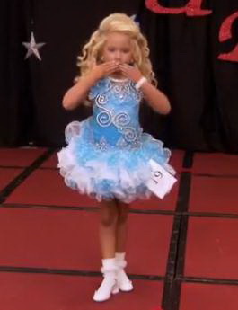 "השמלה מחמיאה לי?":משתתפת בתחרות יופי לילדות בארה"ב. מתוך סדרת הריאליטי Toddlers & Tiaras .