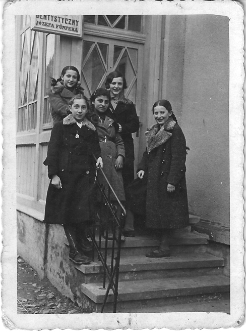 מימין אמי פרידה סטארי בת 12. משמאל שרה בראון. באמצע הילה פינפר. למעלה מימין רוזה זילברמן למעלה משמאל רוזה שוורץ ברימאנוב לפני המלחמה