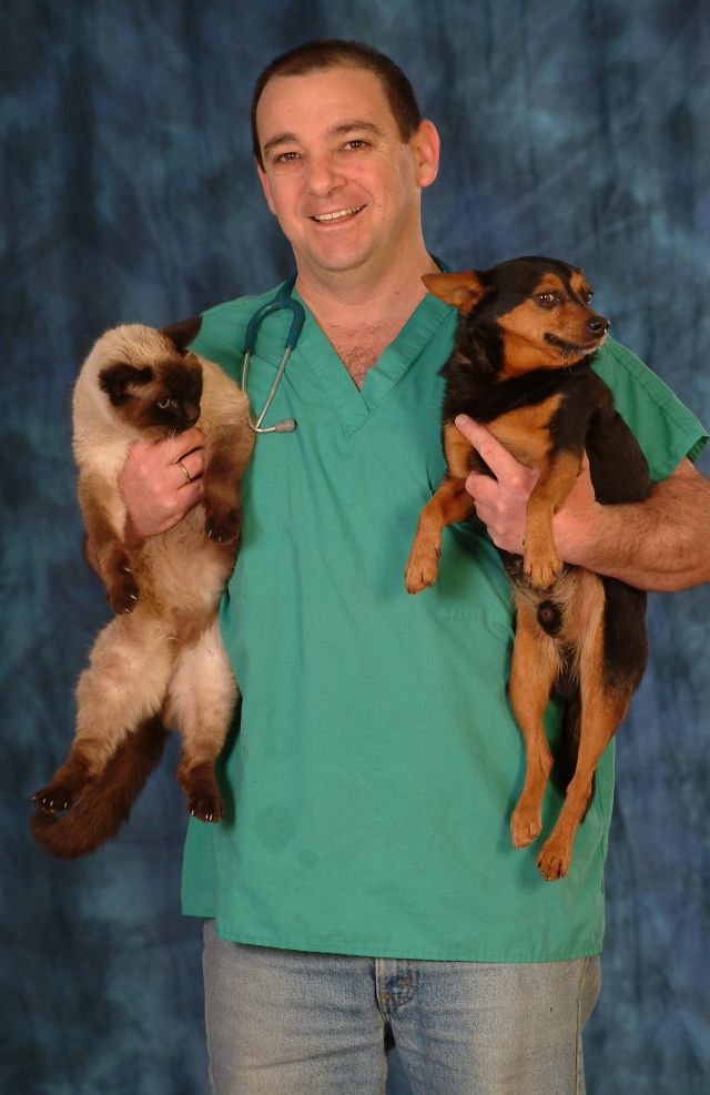 ד"ר איתן קריינר מבית החולים הווטרינרי במכבים. הטסת חיות דורשת התארגנות