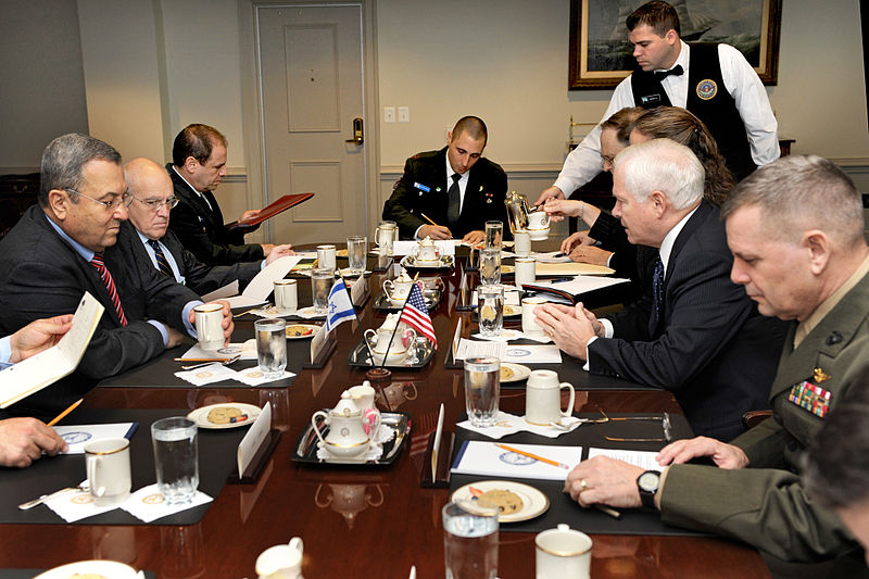 אהוד ברק, שלום קיטל ואיתן דנגוט בפגישה בפנטגון עם רוברט גייטס (צילום: ויקימדיה)