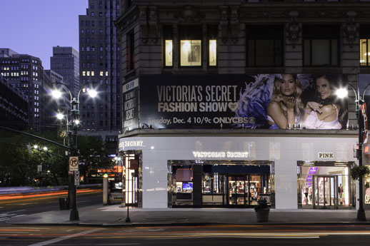 ב- 24.10 נפתחה מחדש חנות הדגל של ויקטוריה'ס סיקרט בככר הראלד בניו יורק. השלט מבשר על תצוגת האוםנה השנתית הממשמשת ובאה. צילום: Victoria's Secret