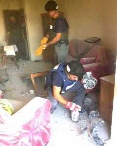 שוטרים בדירה שנפגעה בבניין באשקלון (צילום: משטרת ישראל)