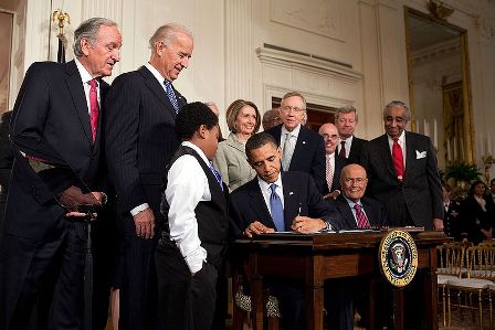 הנשיא אובמה חותם על חוק ביטוח הבריאות (מקור: ויקימדיה)