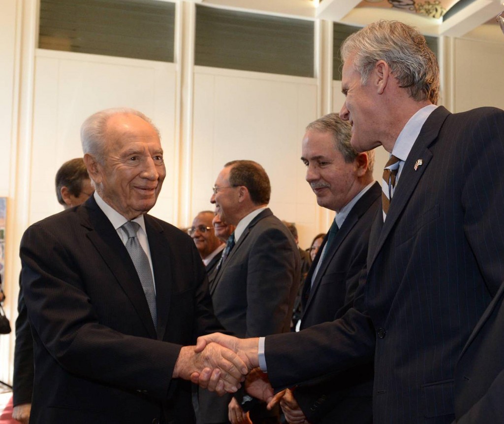 הנשיא פרס עם שגריר ישראל בארה"ב, מייקל אורן. (צילום: מארק ניימן/ לע"מ)