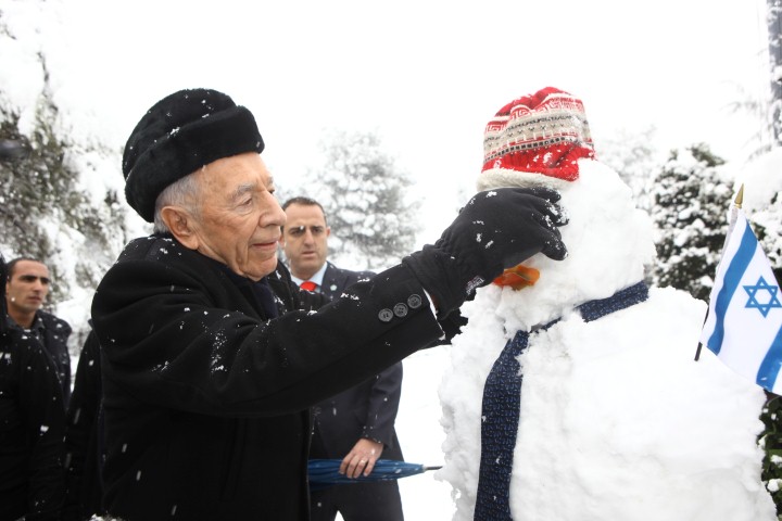 המאבטחים הכינו בובת שלג ענקית בבית הנשיא