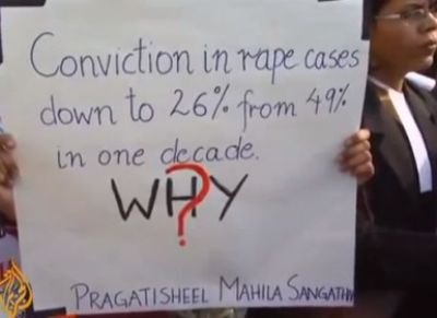 סטודנטיות למשפטים מוחות על מדיניות הענישה בהודו מול בית המשפט (מקור: יו טיוב)