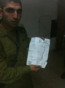 חייל עם המכתב שנתפס (צילום: דו"צ)