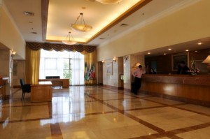 עמדת הקבלה במלון פלאזה נצרת בנצרת עילית. 184 חדרים מרווחים. (צילום: מלון פלאזה)