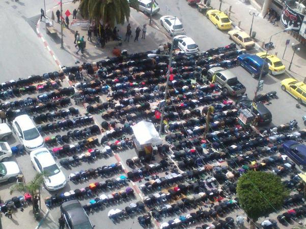 תפילה המונית בשכם לפני פרוץ המהומות היום (צילום: אתר "שומרי אל אקצא")