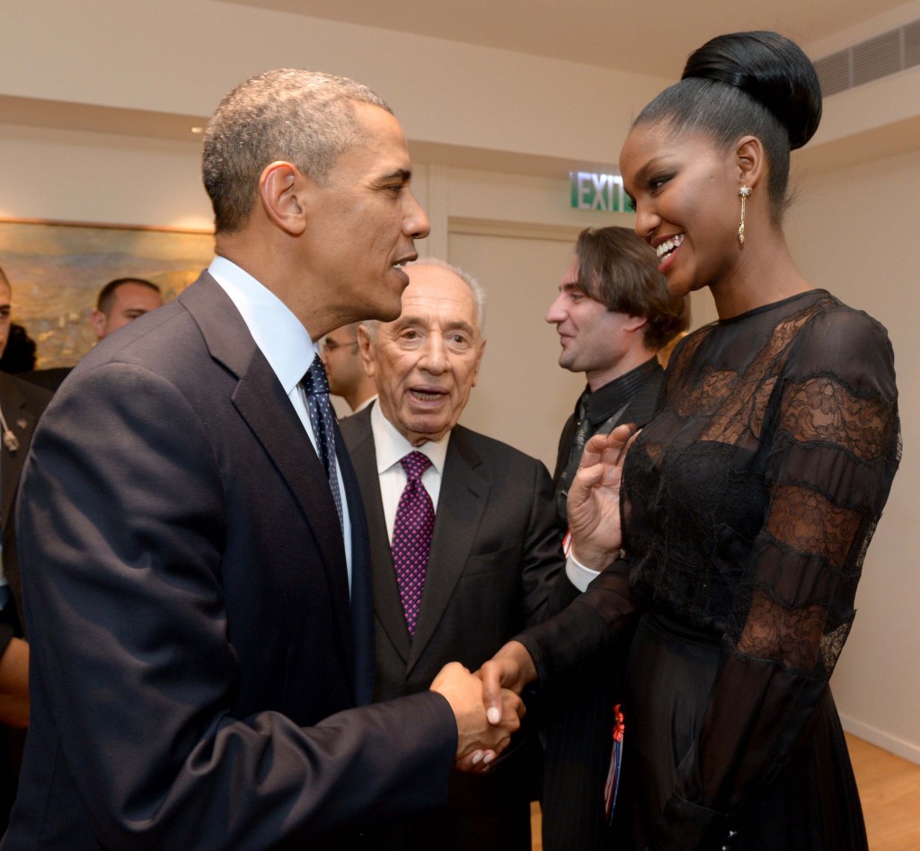 הנשיא פרס מציג את מלכת היופי הישראלית טיטי לנשיא ארה"ב ברק אובמה (צילום: אבי אוחיון/לע"מ)