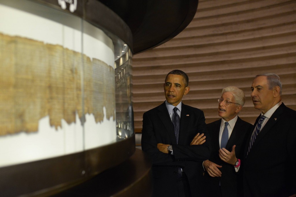 הנשיא אובמה מקבל הסברים ממנכ"ל מוזיאון ישראל, ג'יימס סניידר (צילום: עמוס בן גרשום/לע"מ)
