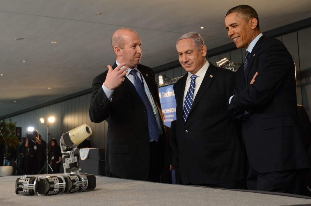 הנשיא אובמה בוחן מקרוב את רובוט הנחש (צילום: עמוס בן גרשום/לע"מ)