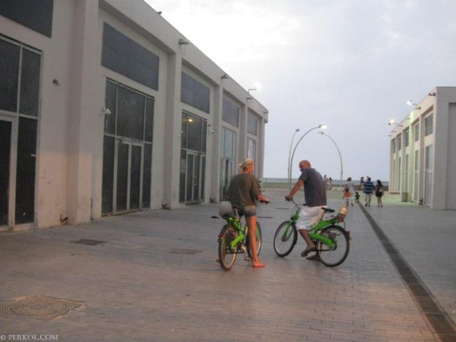אופניים על הטיילת בנמל (צילמה: שרית פרקול)