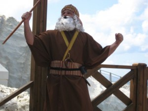 שחקן בדמות משה רבנו בפסטיבל הפסח בראש הנקרה