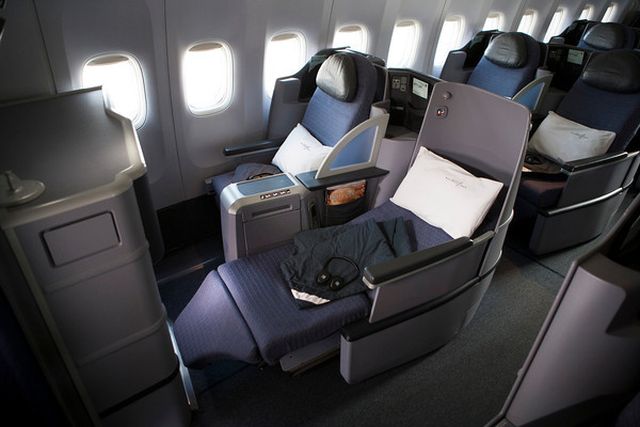 מיטות שטחות במטוס בואינג 777 של יונייטד הטס לארץ. צילום: יונייטד