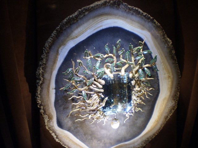ראשה של מדוזה - השפעות מהמיתולוגיה היוונית. יהלום מלופף זרועות זהב. צילום: אריאלה גויכמן-גארבר