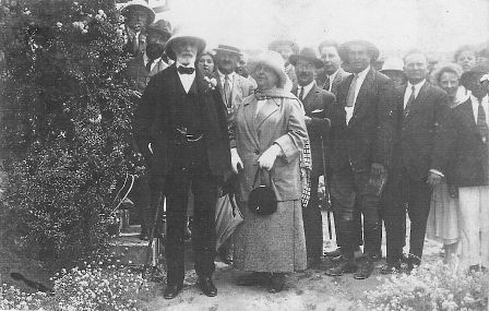 הברון רוטשילד ורעייתו אדלידה בביקור במטעים בזכרון יעקב, 1914 (מקור: ויקימדיה)