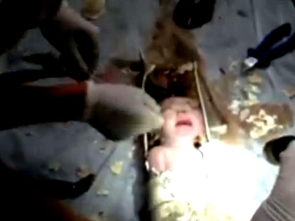 התינוק מחולץ חי מצינור הביוב