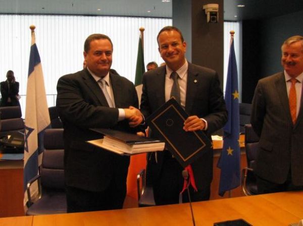 השר ישראל כץ ונשיא מועצת התחבורה, התקשורת והאנרגיה של האיחוד האירופי, ליאו ורדקאר, לאחר החתימה על ההסכם