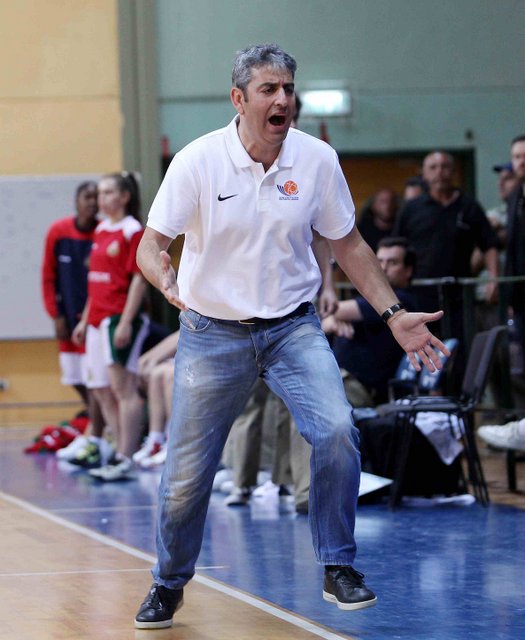 אלי רבי, מאמן הנבחרת, במהלך המשחק נגד פורטוגל. צילום: עודד קרני, איגוד הכדורסל