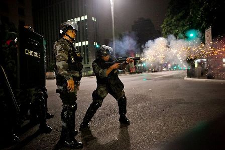 השוטרים יורים גז כלפי מפגינים בסאו פאולו (באדיבות: Gabriel Vinicius Cabral, ויקימדיה)