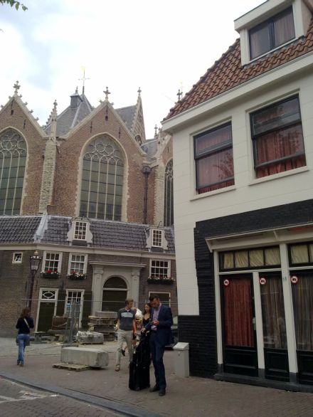 הו אמסטרדם: "חלונות אדומים" ליד כל כנסיה