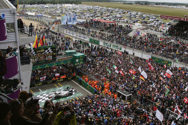 מבט אל הקהל והמכונית המנצחת במעמד קבלת הגביע. 24h of Le Mans. צילום: AUDI AG