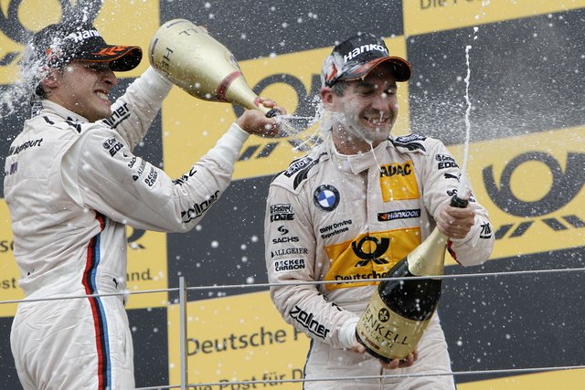 2.6.2013, שפרנגלר (מקום ראשון, BMW), גלוק (מקום שלישי, BMW) והשמפניה. צילום באדיבות DTM