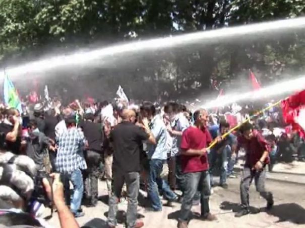 המשטרה משתמשת בזרנוקי מים נגד המפגינים באיסטנבול