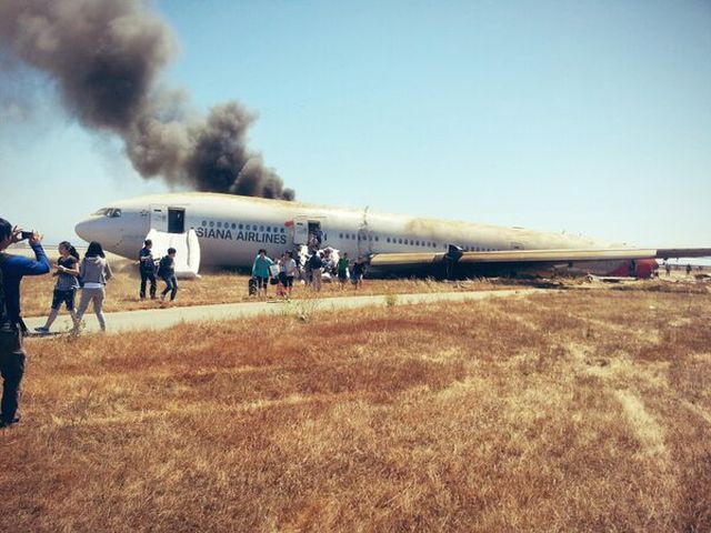 בואינג 777 לאחר ההתרסקות. נוסעים גולשים החוצה מהמטוס הבוער. צילום: CNN