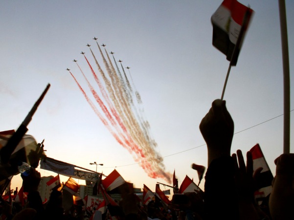 מטוסי הצבא המצרי מפזרים עשן בצבעי הדגל המצרי אתמול מעל כיכר תחריר (מקור: אל אהראם)