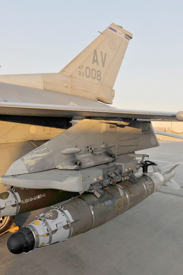 פצצת JDAM מותקנת במטוס F-16. צילום: חיל האוויר האמריקני