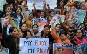 נשים מפגינות בהודו - גופי, זכותי