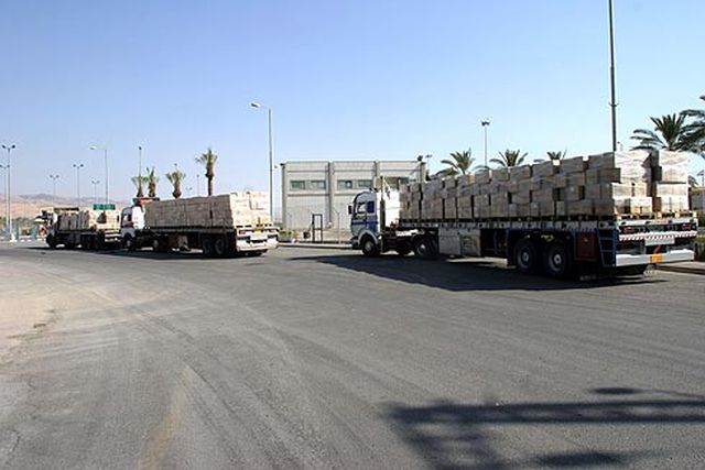 משאיות ירדניות נכנסות למסוף נהר הירדן. צילום: רש