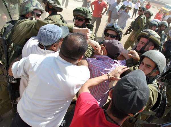 חיילי צה"ל נאבקים בפעילים הפלסטינים בחירבת אל מחול (צילום: סוכנות וואפה)
