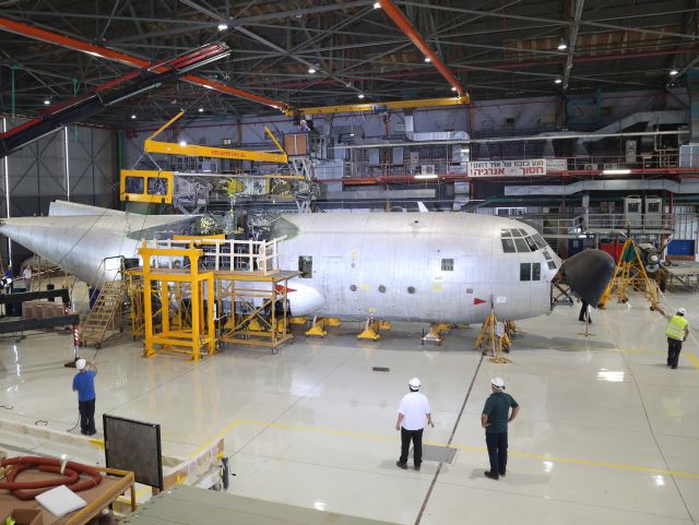 מטוס הרקולס C-130H בזמן עבודות החלפת הכנף בתעשייה האווירית