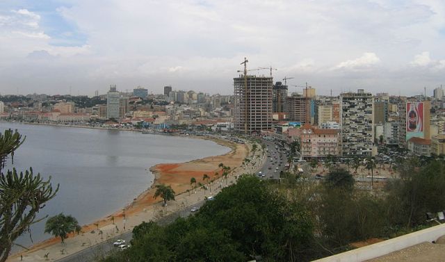 לואנדה, אנגולה - אחת מן הערים היקרות בעולם בענף הגז והנפט (ויקימדיה)