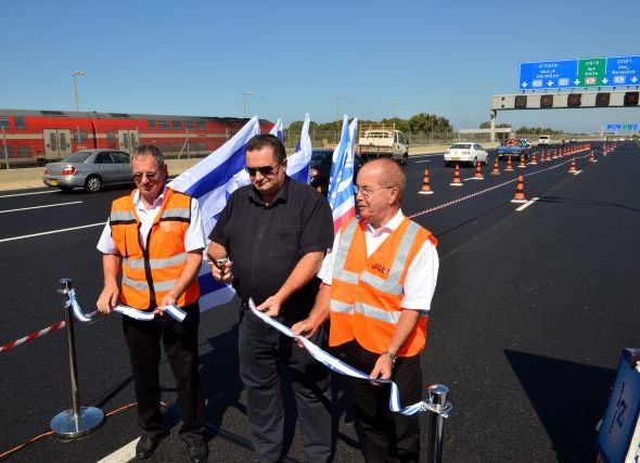 שר התחבורה ישראל כץ חונך את המסלול החמישי בנתיבי איילון לידו מימין: איזי בורוביץ, יו