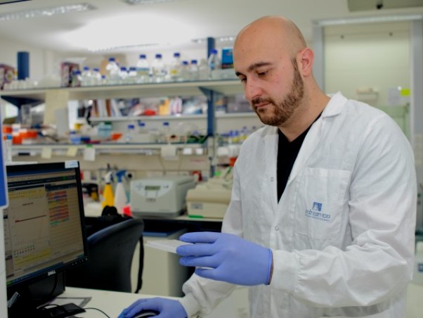ד"ר יעקוב חנא, ראש צוות המדענים שייצרו תאי גזע "נייטראליים" (צילום: באדיבות מכון ויצמן למדע)