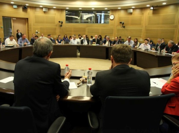בכנסת שוקלים להורות: טקסי מילה בשגרירויות ישראל באירופה