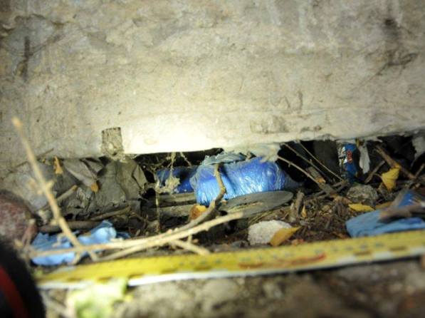 החומרים טמונים מתחת למבנה (צילום: משטרת ישראל)