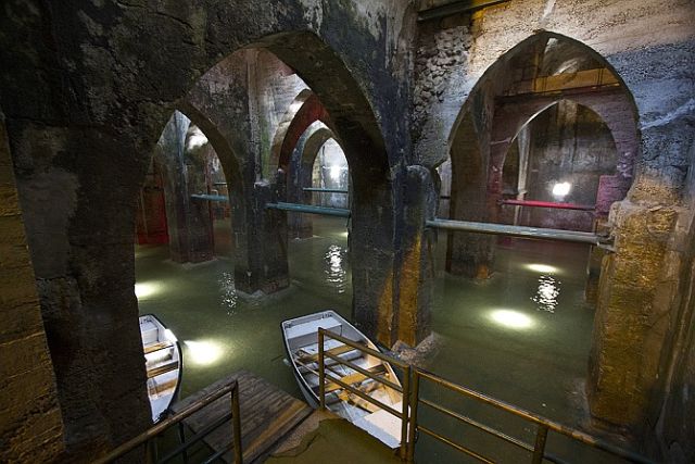 בריכת הקשתות ברמלה. מאגר המים התת-קרקעי נבנה בשנת 789, בימי שלטון החליף המפורסם הארון אל-ראשיד. (צילום: רון פלד)