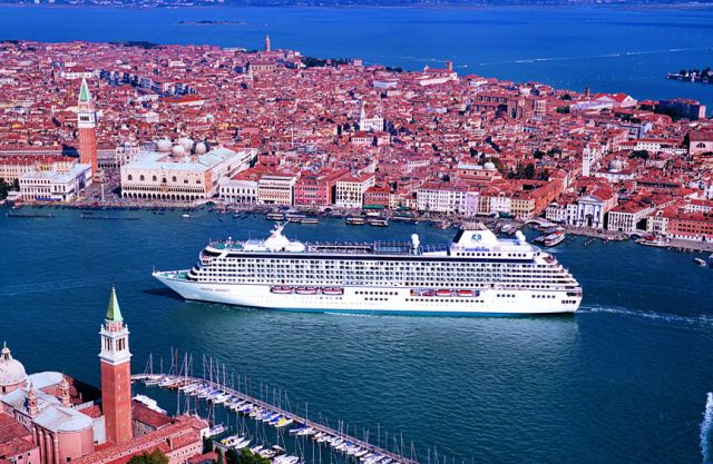 אוניה על רק ונציה. מסוף 2014 ייאסר על האוניות הגדולות לעגון בנמל ונציה. לך נוסף קיצוץ במספר אוניות הקרוז באירופה בכלל 