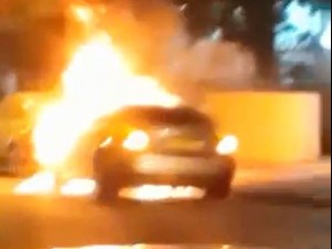 מכונית המרצדס של אורן סודאי עולה באש (צילום: מתוך הסרטון)