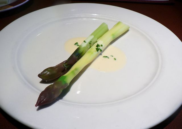 אספרגוס ירוק ברוטב חמאה לבנה (ויקימדיה)