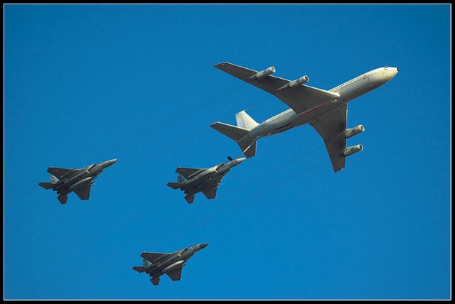 מטוס תדלוק של חיל האוויר, בעת תדלוק שלושה מטוסי אף-15. צילום: ויקיפדיה