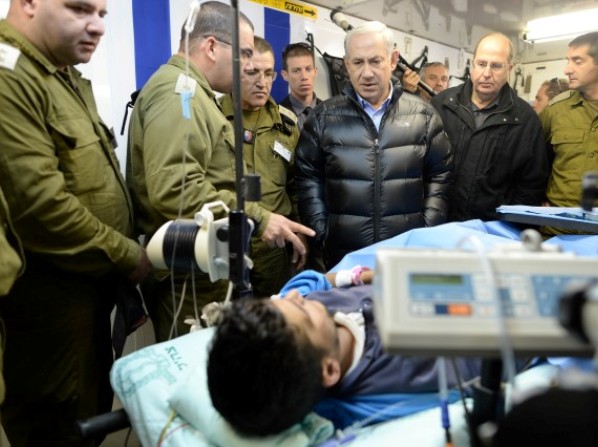 נתניהו מבקר את אחד מהפצועים הסוריים המטופלים בישראל. (צילום: קובי גדעון/לע"מ)